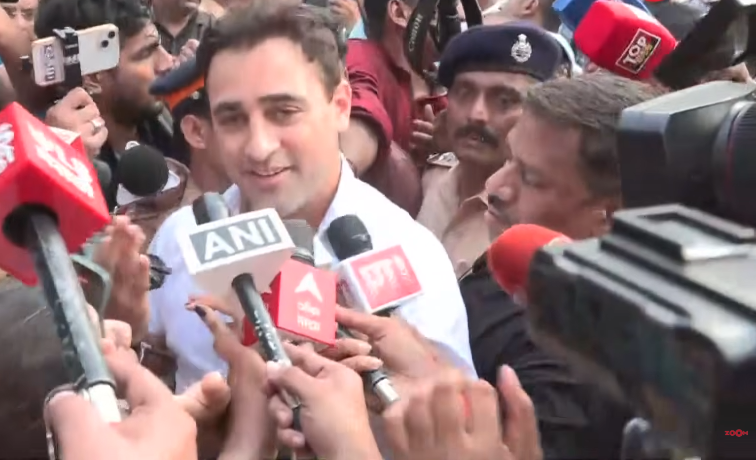 इमरान खान पुलिस हिरासत में, मुंबई में प्रदर्शन के दौरान कार्रवाई
